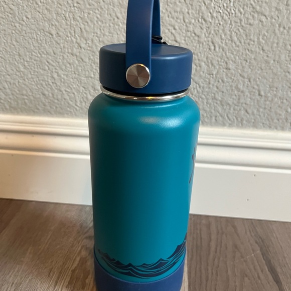 Hydro flask 32 ounce wide with flex cap and boot (escape) in Emerald Blue. - Picture 2 of 8